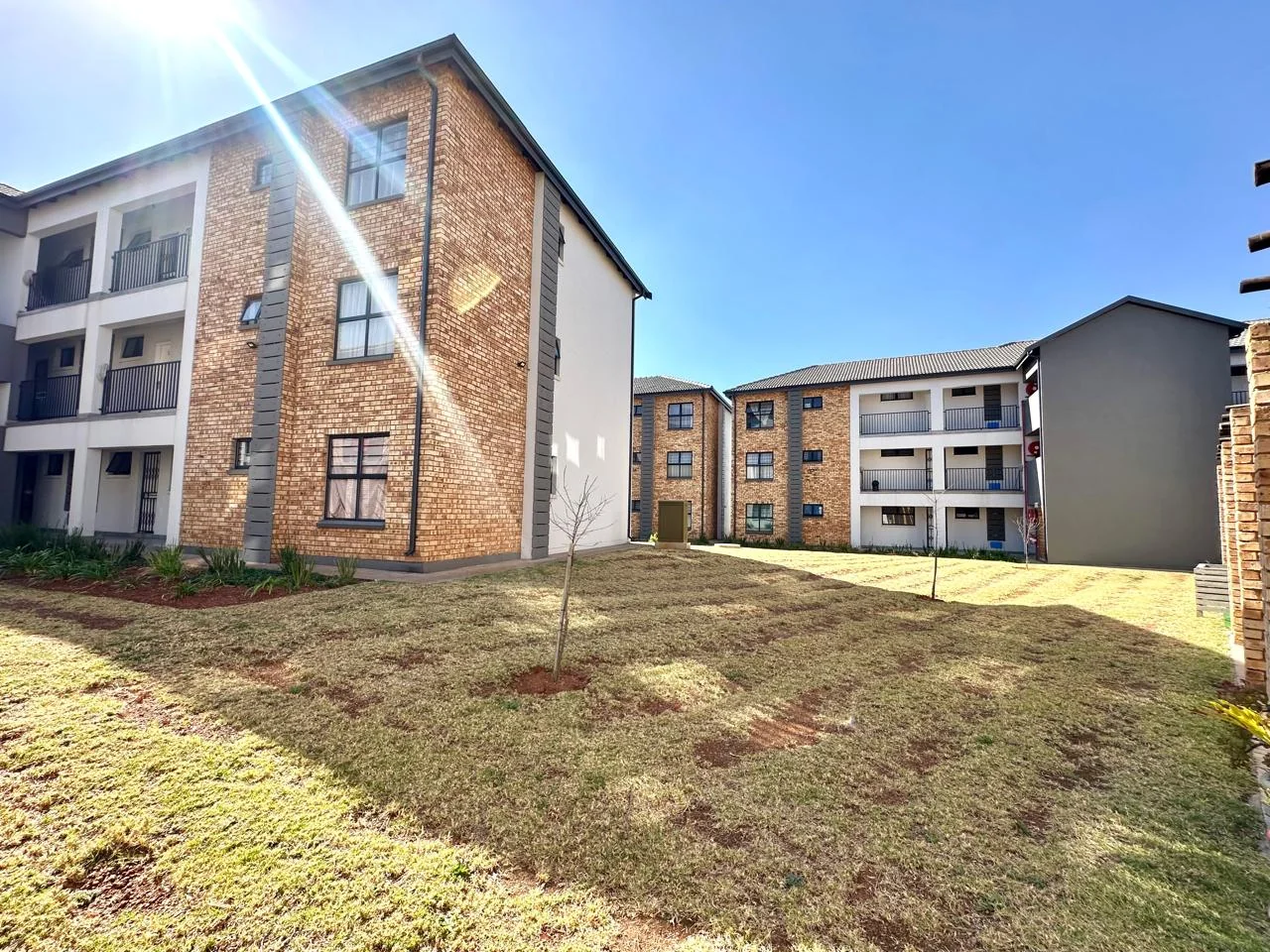 GROUND-FLOOR LIVING WITH SECURITY & CONVENIENCE IN SOUGHT-AFTER CLEARWATER VILLAGE