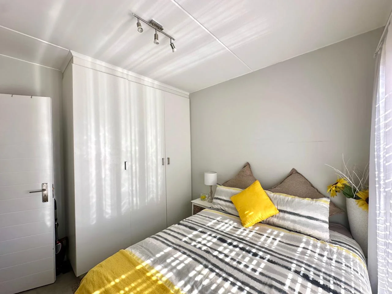 GROUND-FLOOR LIVING WITH SECURITY & CONVENIENCE IN SOUGHT-AFTER CLEARWATER VILLAGE