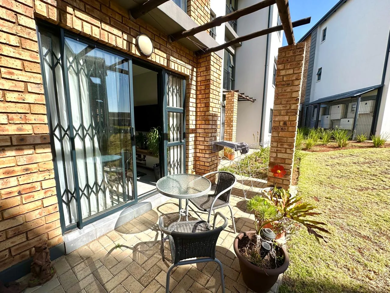 GROUND-FLOOR LIVING WITH SECURITY & CONVENIENCE IN SOUGHT-AFTER CLEARWATER VILLAGE