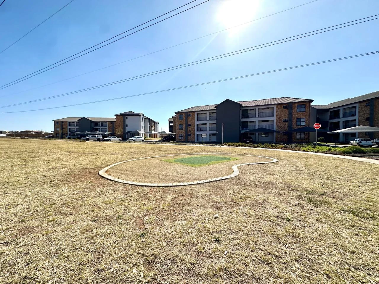 GROUND-FLOOR LIVING WITH SECURITY & CONVENIENCE IN SOUGHT-AFTER CLEARWATER VILLAGE