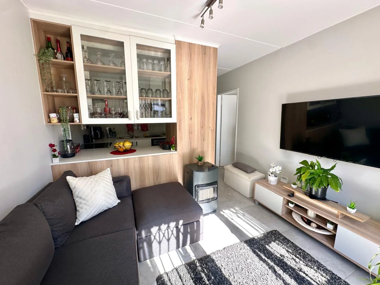 GROUND-FLOOR LIVING WITH SECURITY & CONVENIENCE IN SOUGHT-AFTER CLEARWATER VILLAGE