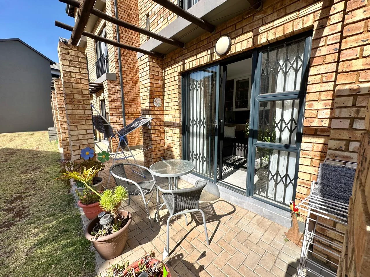 GROUND-FLOOR LIVING WITH SECURITY & CONVENIENCE IN SOUGHT-AFTER CLEARWATER VILLAGE