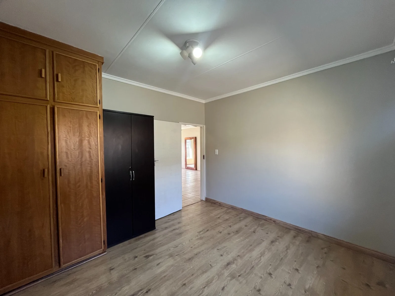 Pristine townhouse in popular complex.<br/>