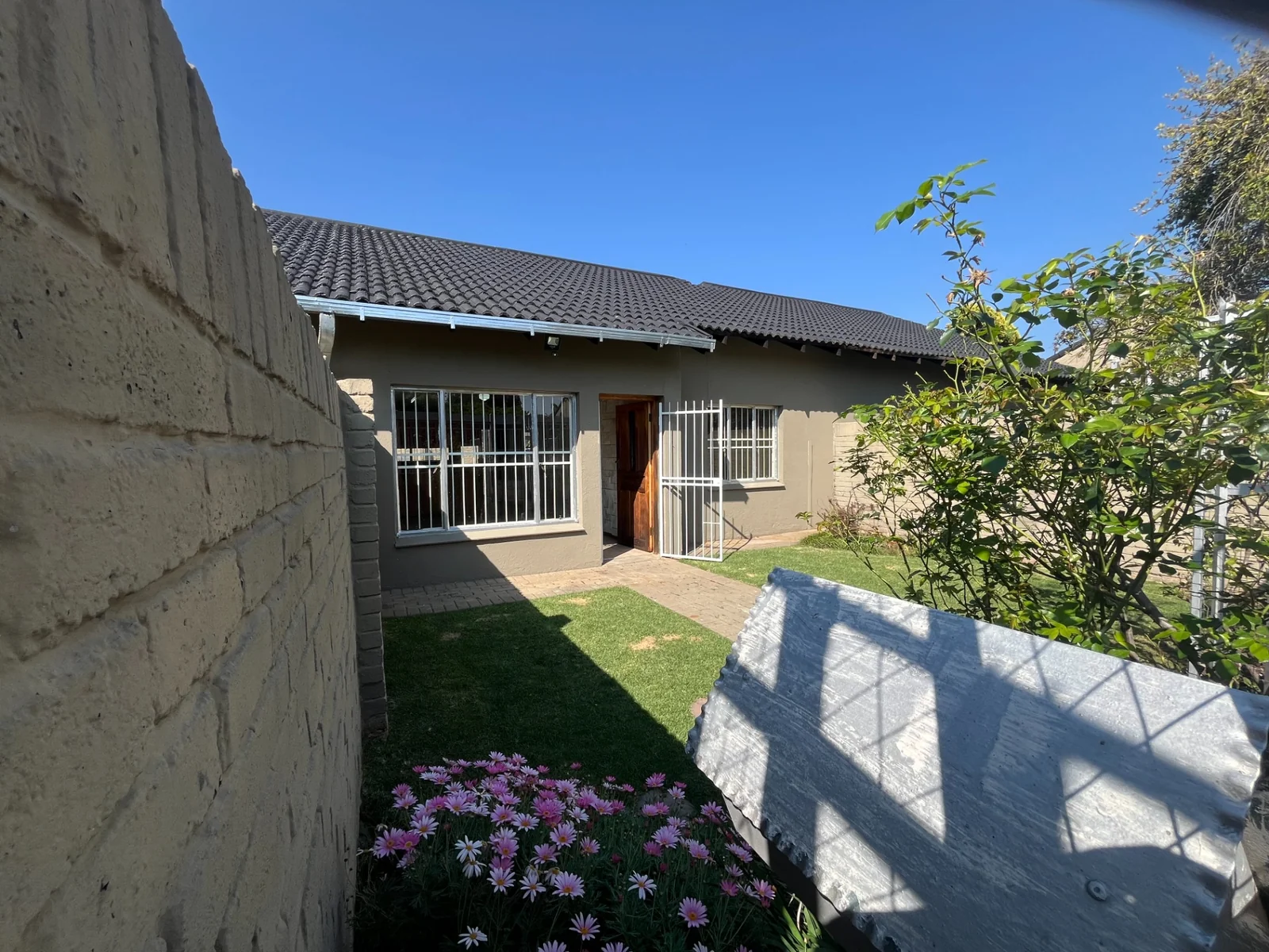 Pristine townhouse in popular complex.<br/>