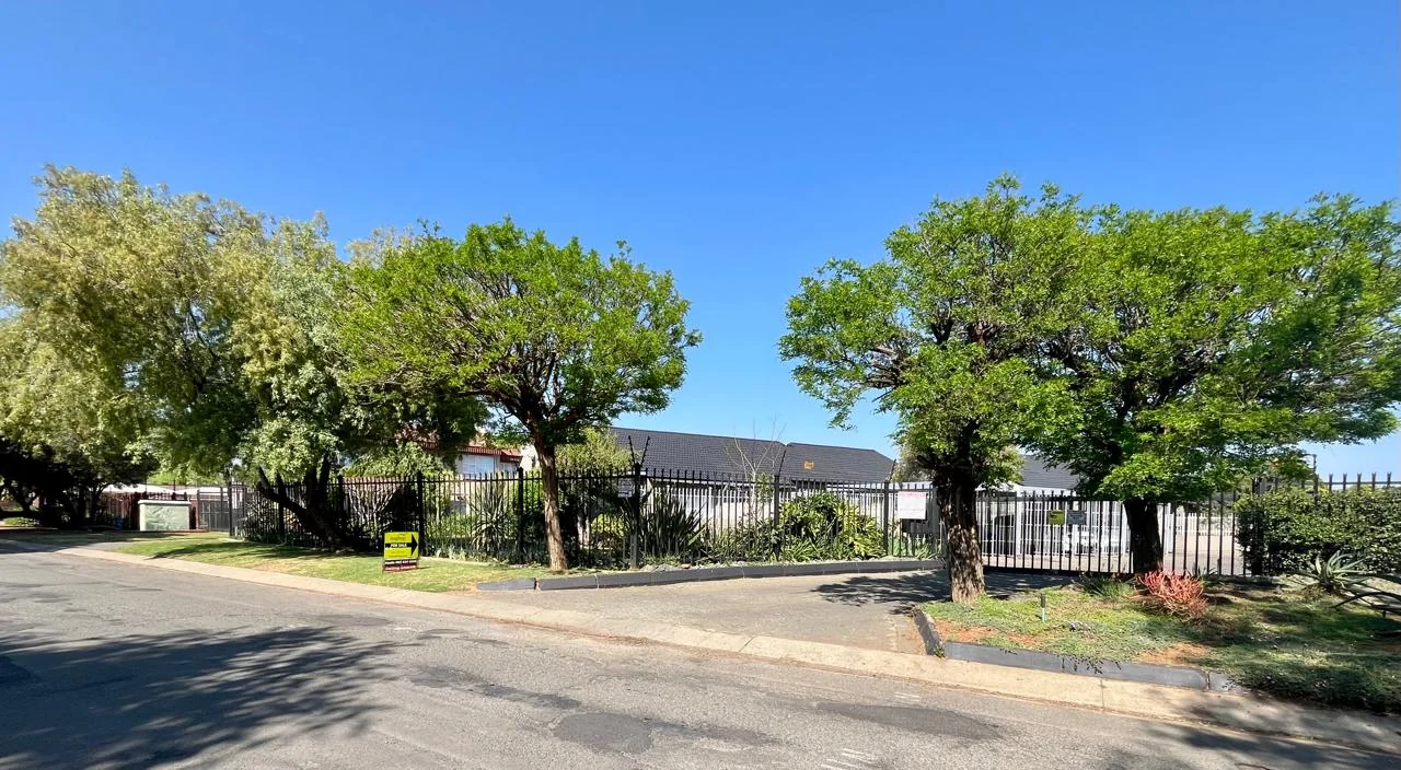 Pristine townhouse in popular complex.<br/>