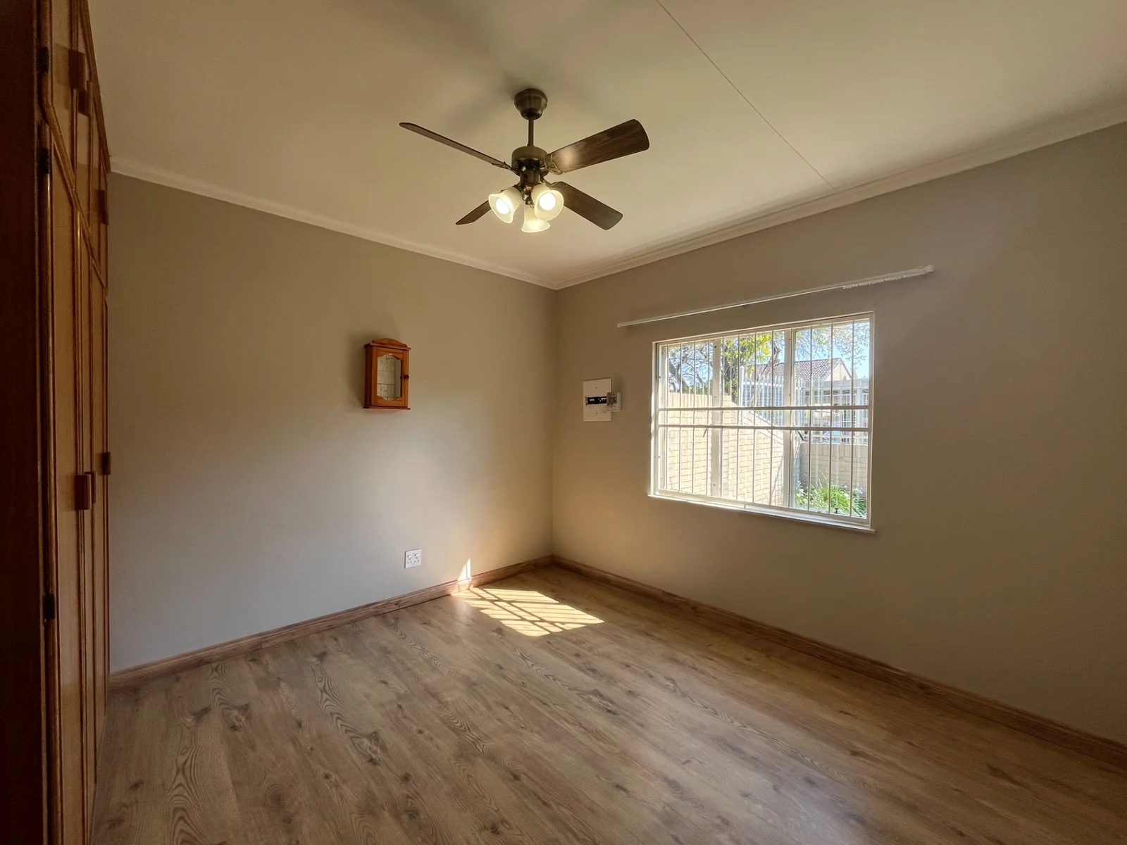 Pristine townhouse in popular complex.<br/>