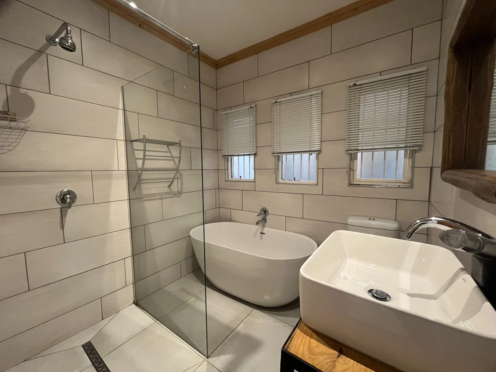 Pristine townhouse in popular complex.<br/>