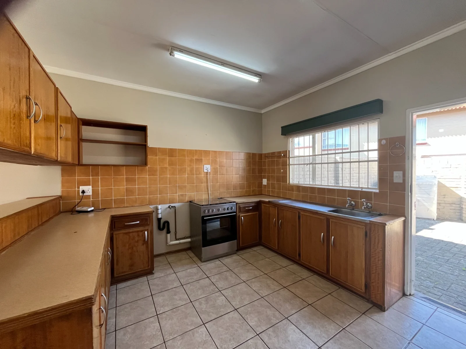Pristine townhouse in popular complex.<br/>