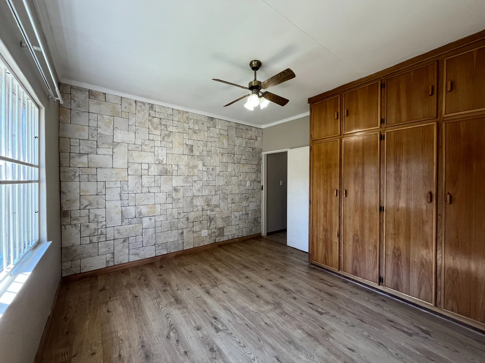 Pristine townhouse in popular complex.<br/>