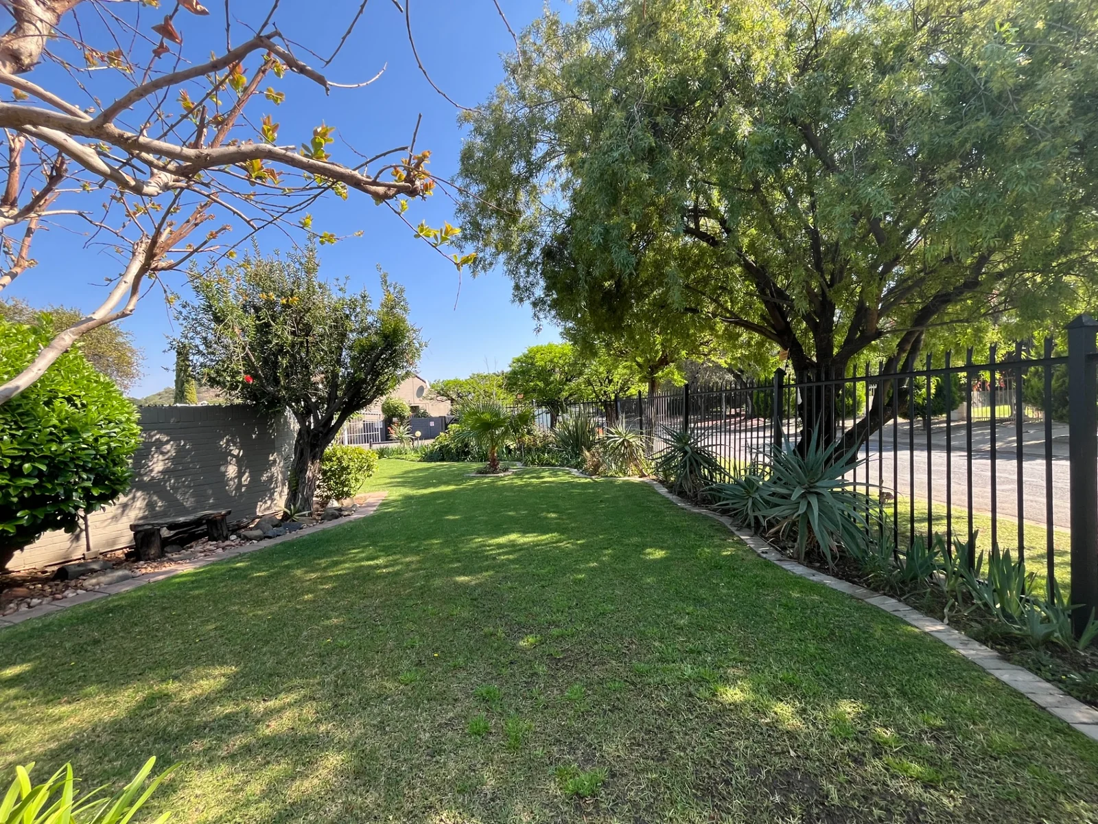 Pristine townhouse in popular complex.<br/>