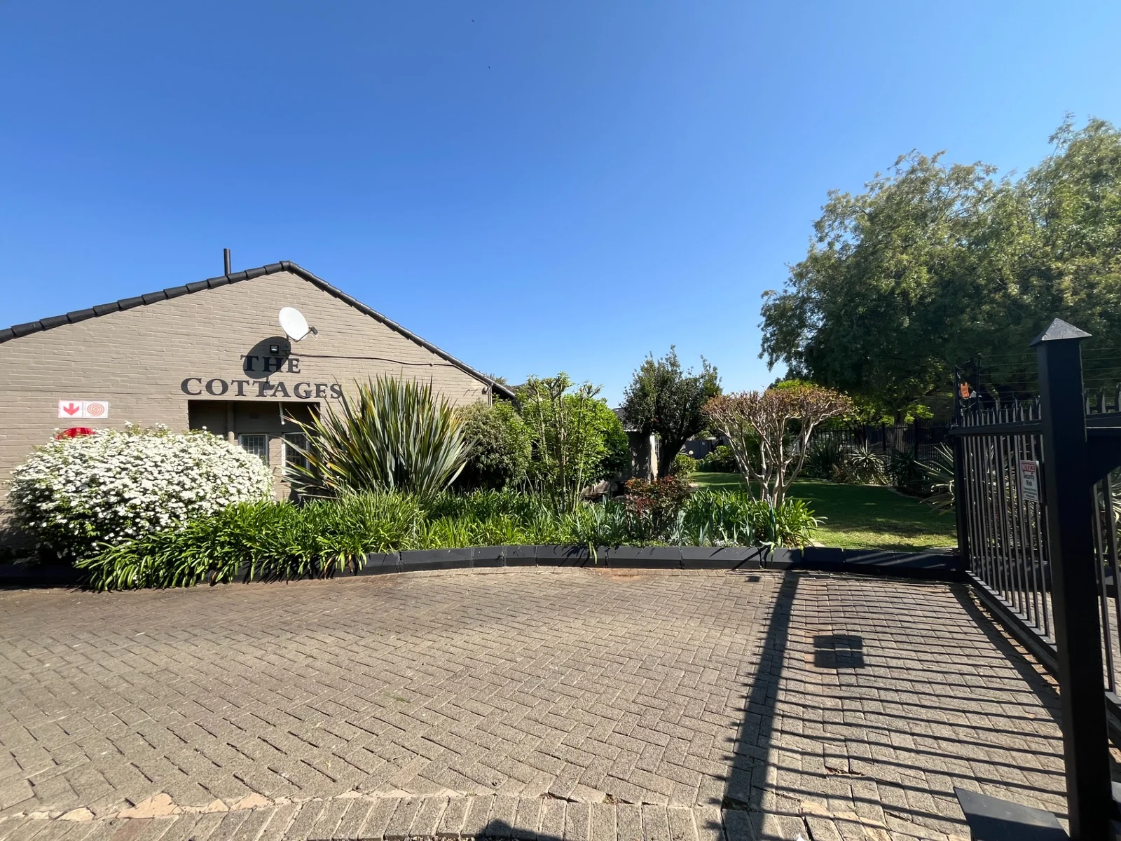 Pristine townhouse in popular complex.<br/>