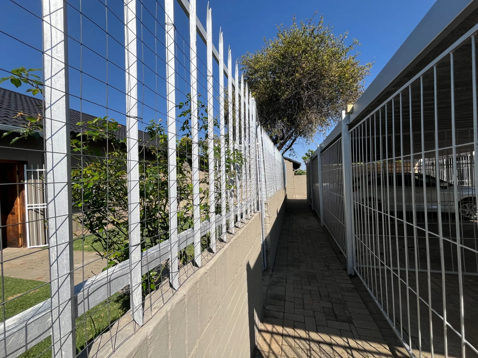 Pristine townhouse in popular complex.<br/>