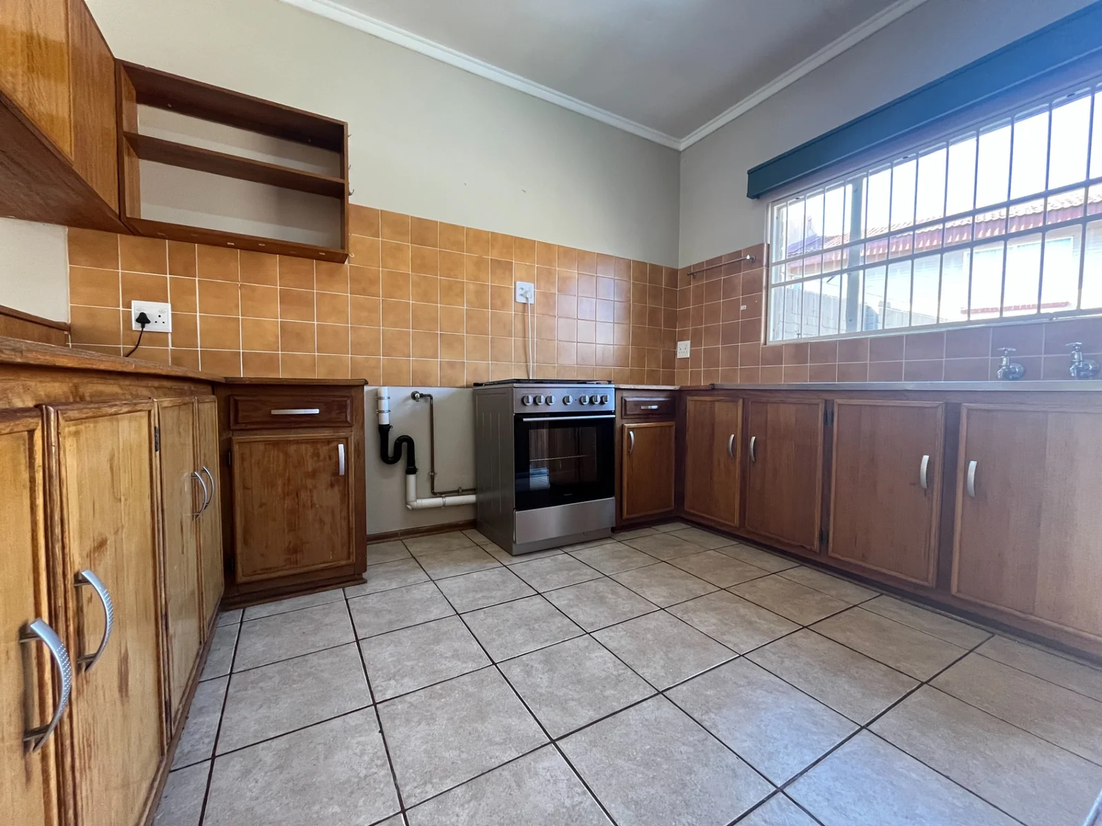 Pristine townhouse in popular complex.<br/>