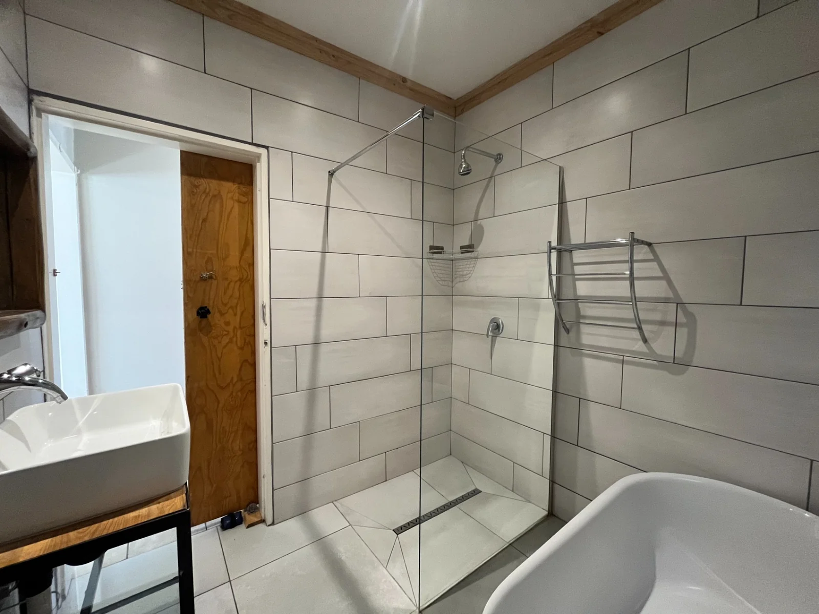 Pristine townhouse in popular complex.<br/>