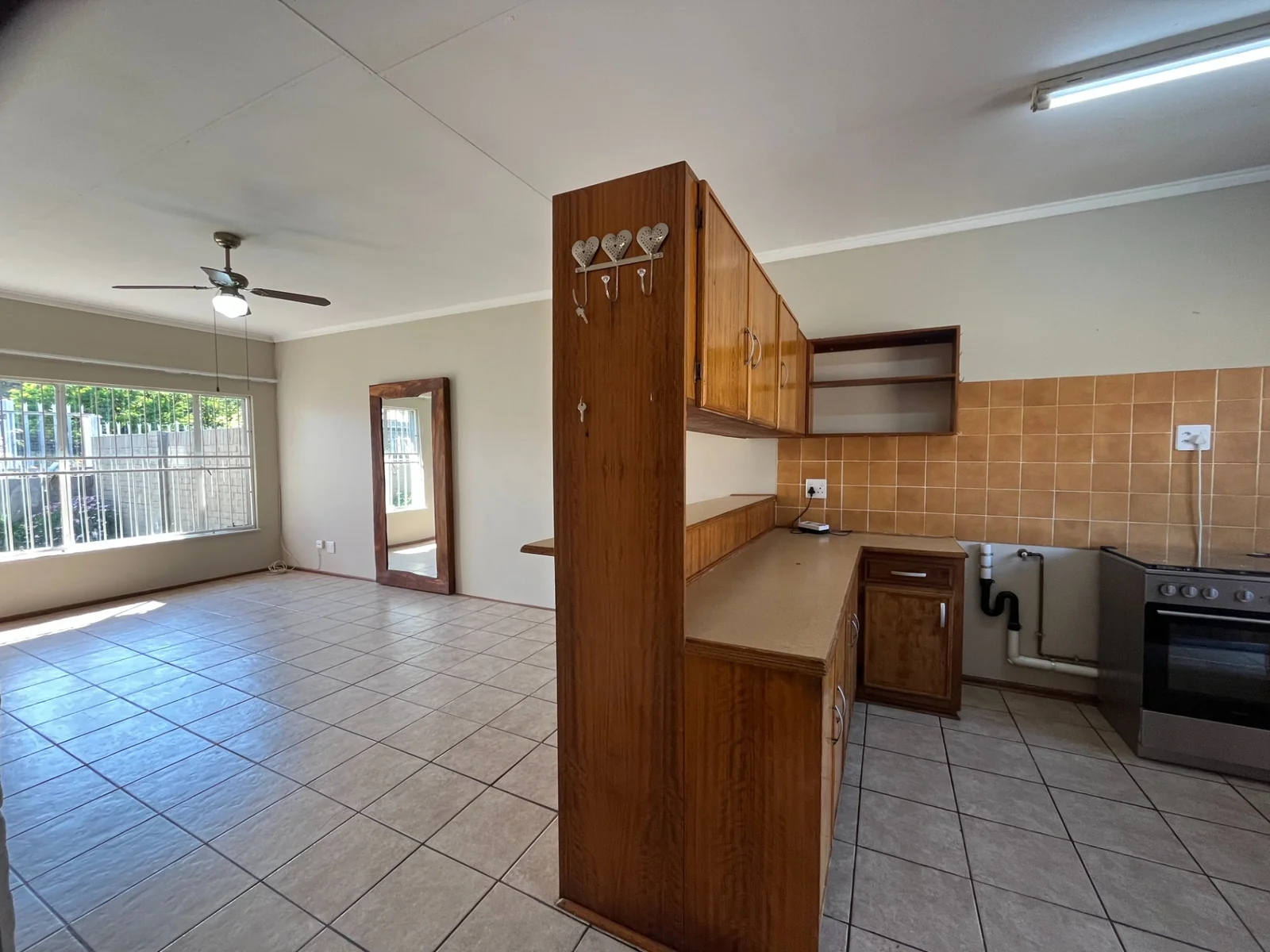 Pristine townhouse in popular complex.<br/>