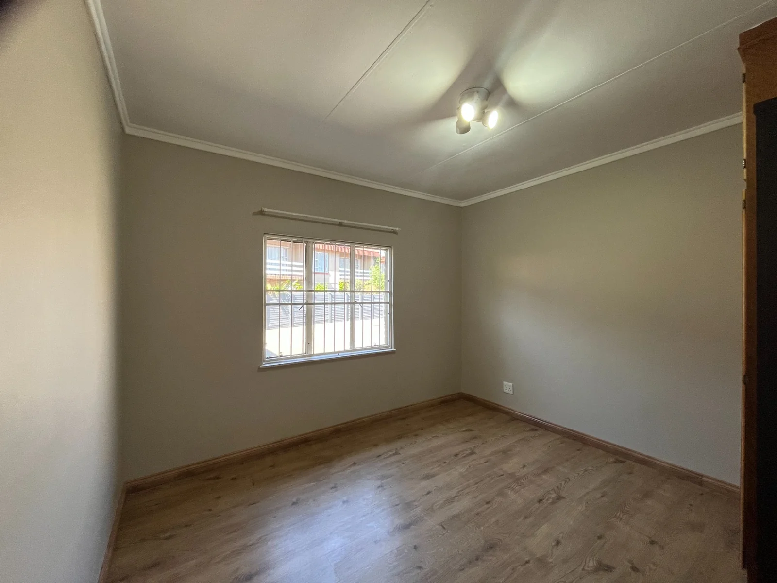 Pristine townhouse in popular complex.<br/>