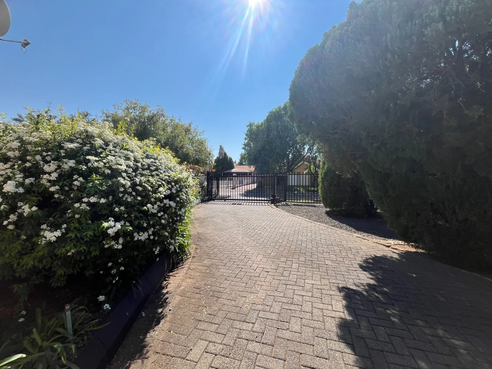 Pristine townhouse in popular complex.<br/>
