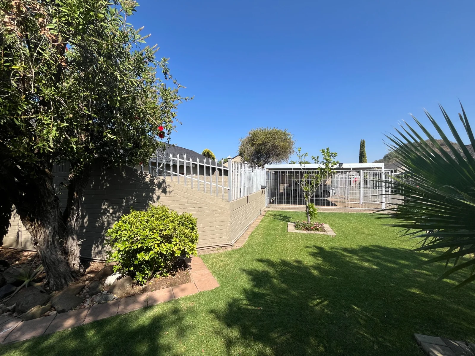 Pristine townhouse in popular complex.<br/>