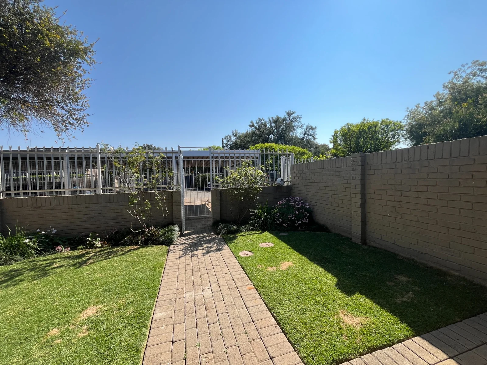 Pristine townhouse in popular complex.<br/>