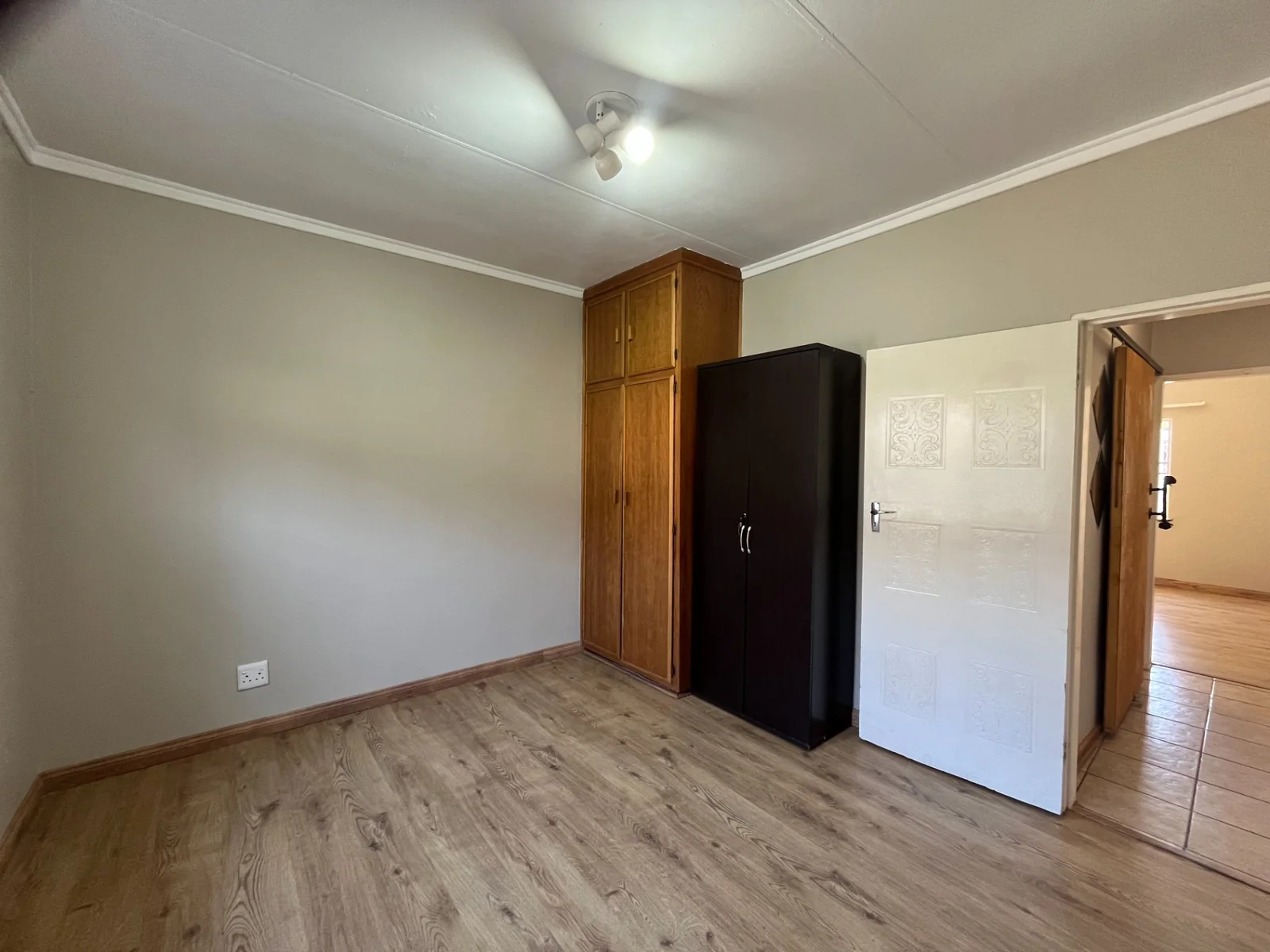 Pristine townhouse in popular complex.<br/>
