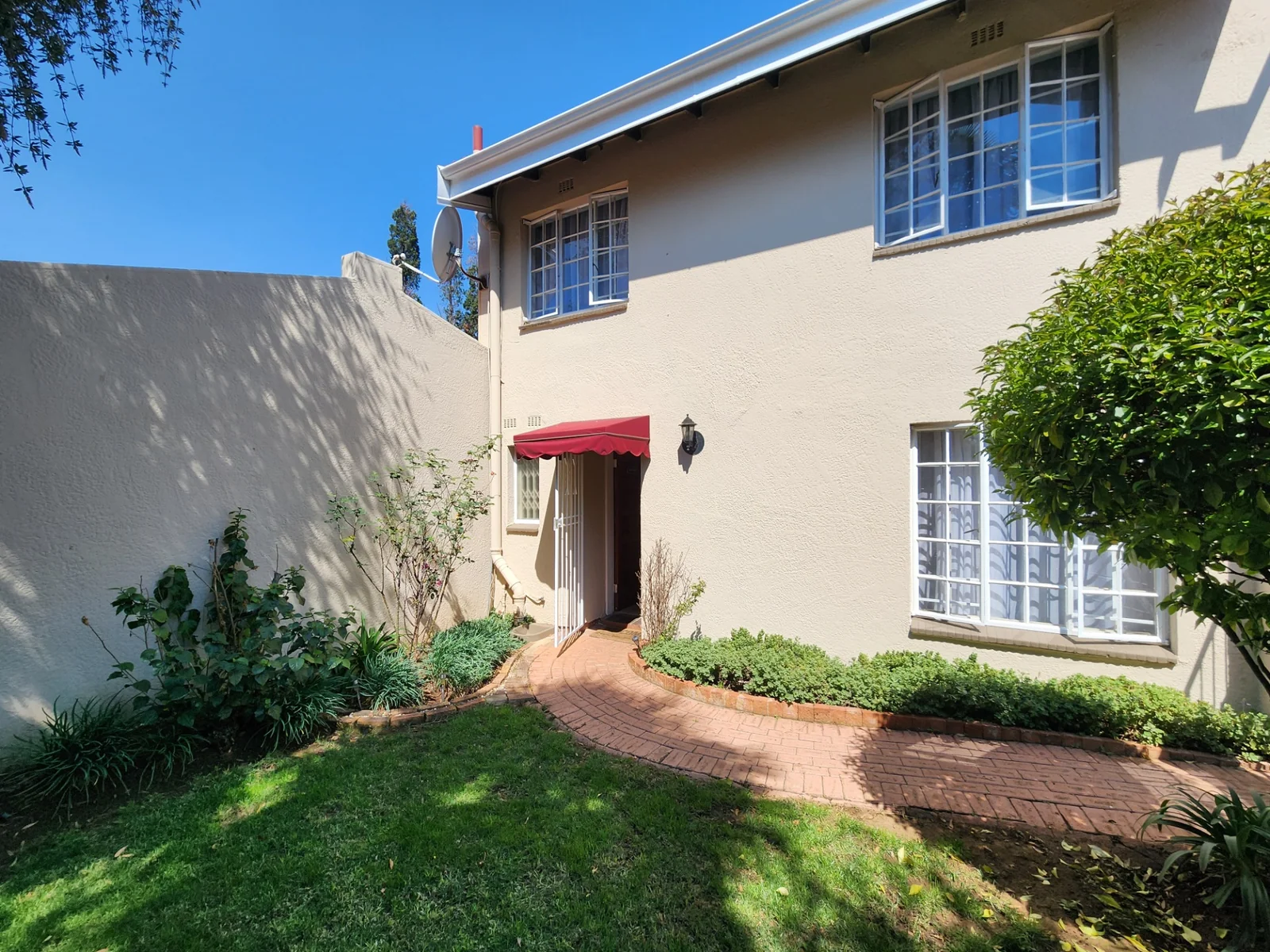 A RARE GEM IN ATLASVILLE — BEAUTY, TRANQUILLITY & EASY LIVING.