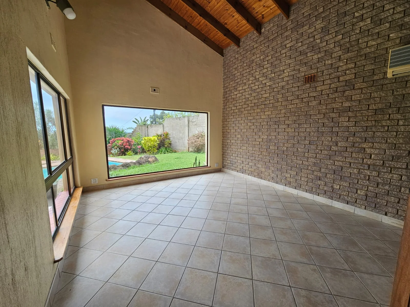 Move-in ready home in Panorama