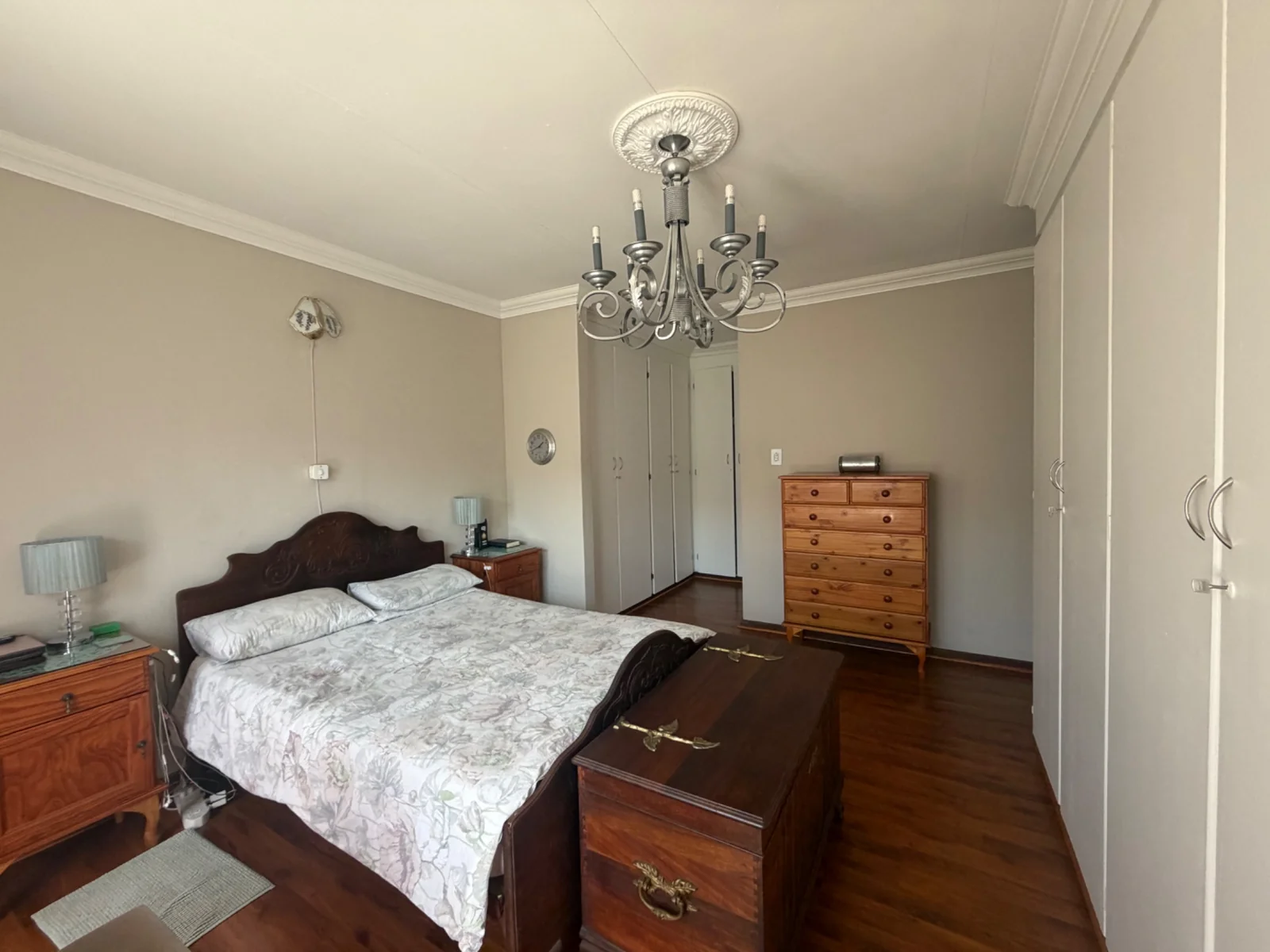 NEW LISTING ........ NEWLY RENOVATED SIMPLEX ..... MOVE RIGHT IN!!