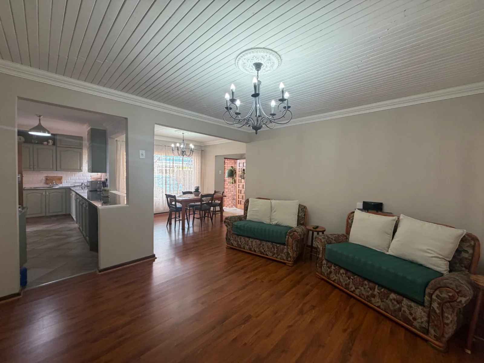 NEW LISTING ........ NEWLY RENOVATED SIMPLEX ..... MOVE RIGHT IN!!