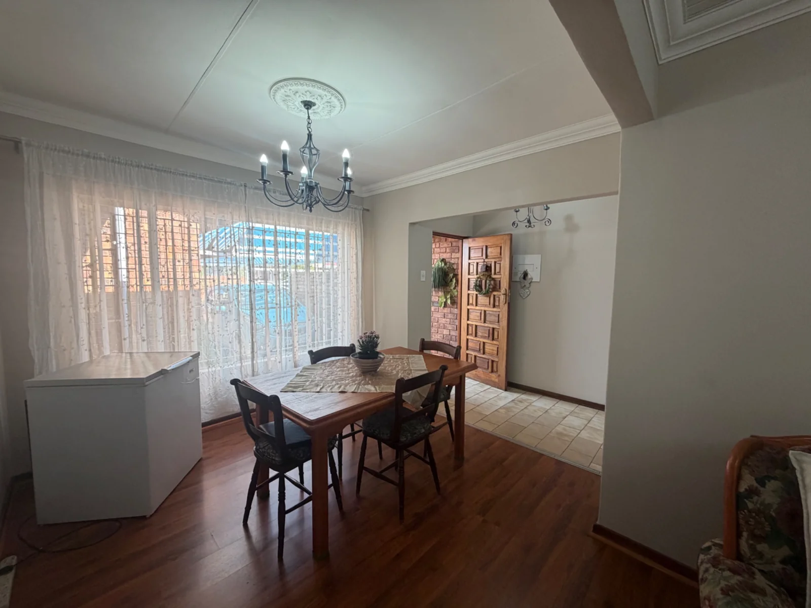 NEW LISTING ........ NEWLY RENOVATED SIMPLEX ..... MOVE RIGHT IN!!