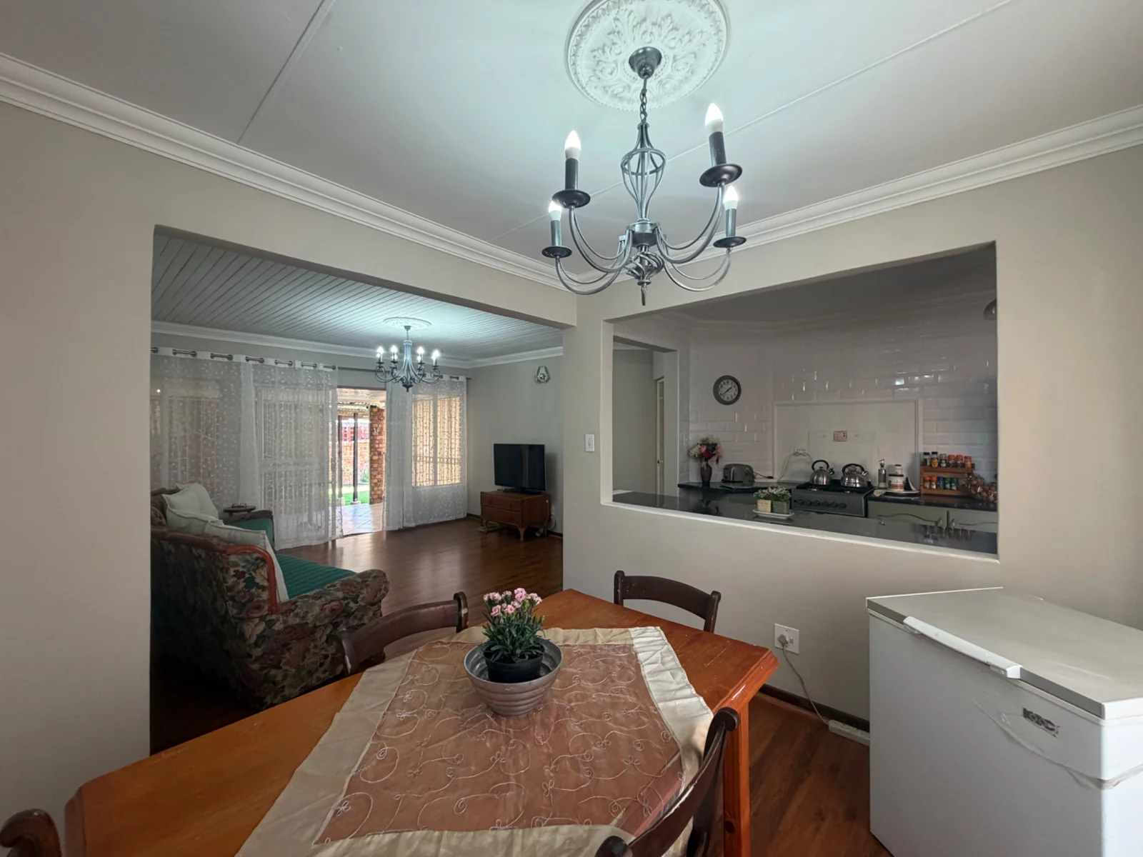 NEW LISTING ........ NEWLY RENOVATED SIMPLEX ..... MOVE RIGHT IN!!