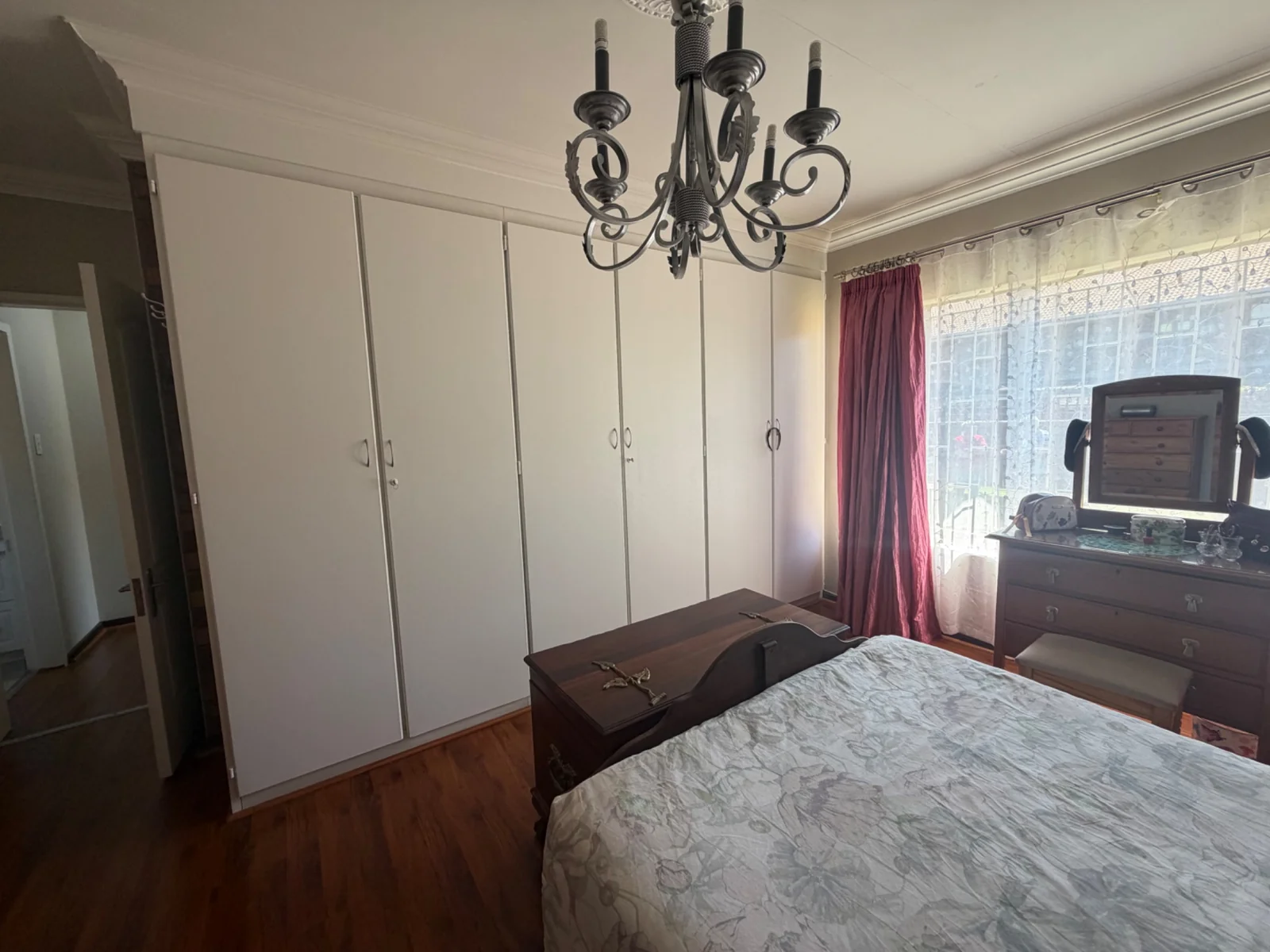 NEW LISTING ........ NEWLY RENOVATED SIMPLEX ..... MOVE RIGHT IN!!