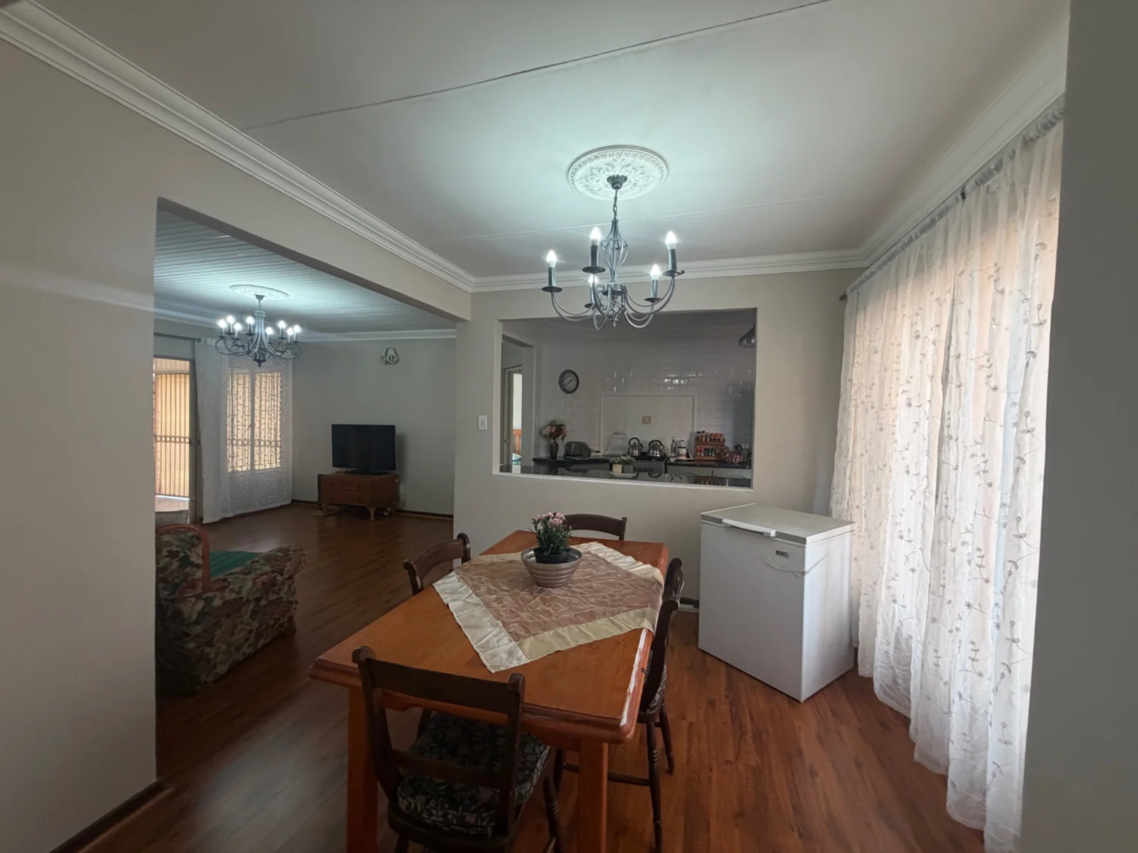 NEW LISTING ........ NEWLY RENOVATED SIMPLEX ..... MOVE RIGHT IN!!