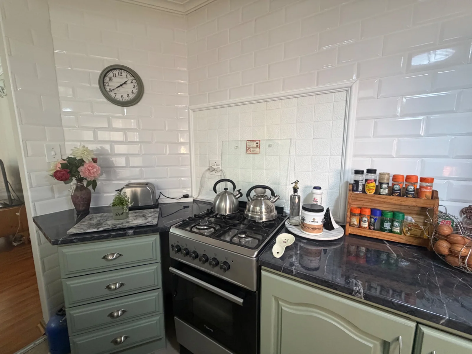 NEW LISTING ........ NEWLY RENOVATED SIMPLEX ..... MOVE RIGHT IN!!