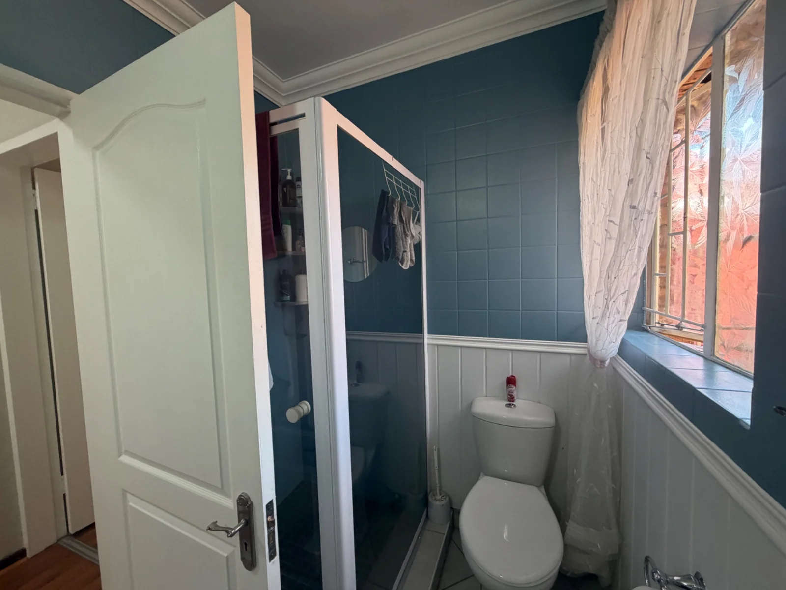 NEW LISTING ........ NEWLY RENOVATED SIMPLEX ..... MOVE RIGHT IN!!