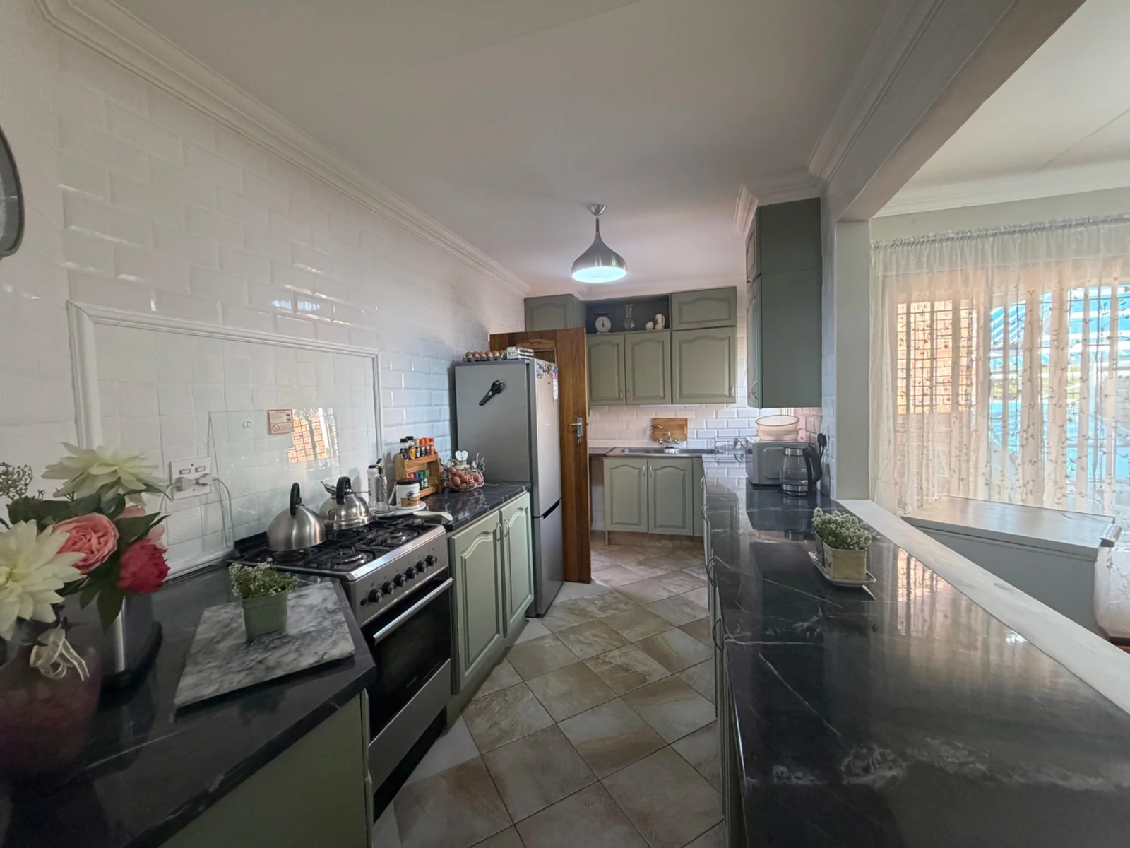 NEW LISTING ........ NEWLY RENOVATED SIMPLEX ..... MOVE RIGHT IN!!