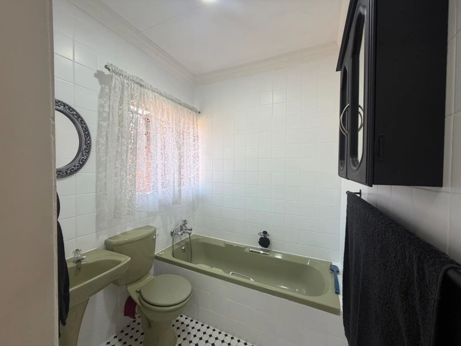 NEW LISTING ........ NEWLY RENOVATED SIMPLEX ..... MOVE RIGHT IN!!
