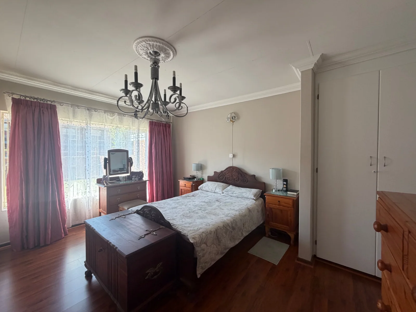 NEW LISTING ........ NEWLY RENOVATED SIMPLEX ..... MOVE RIGHT IN!!