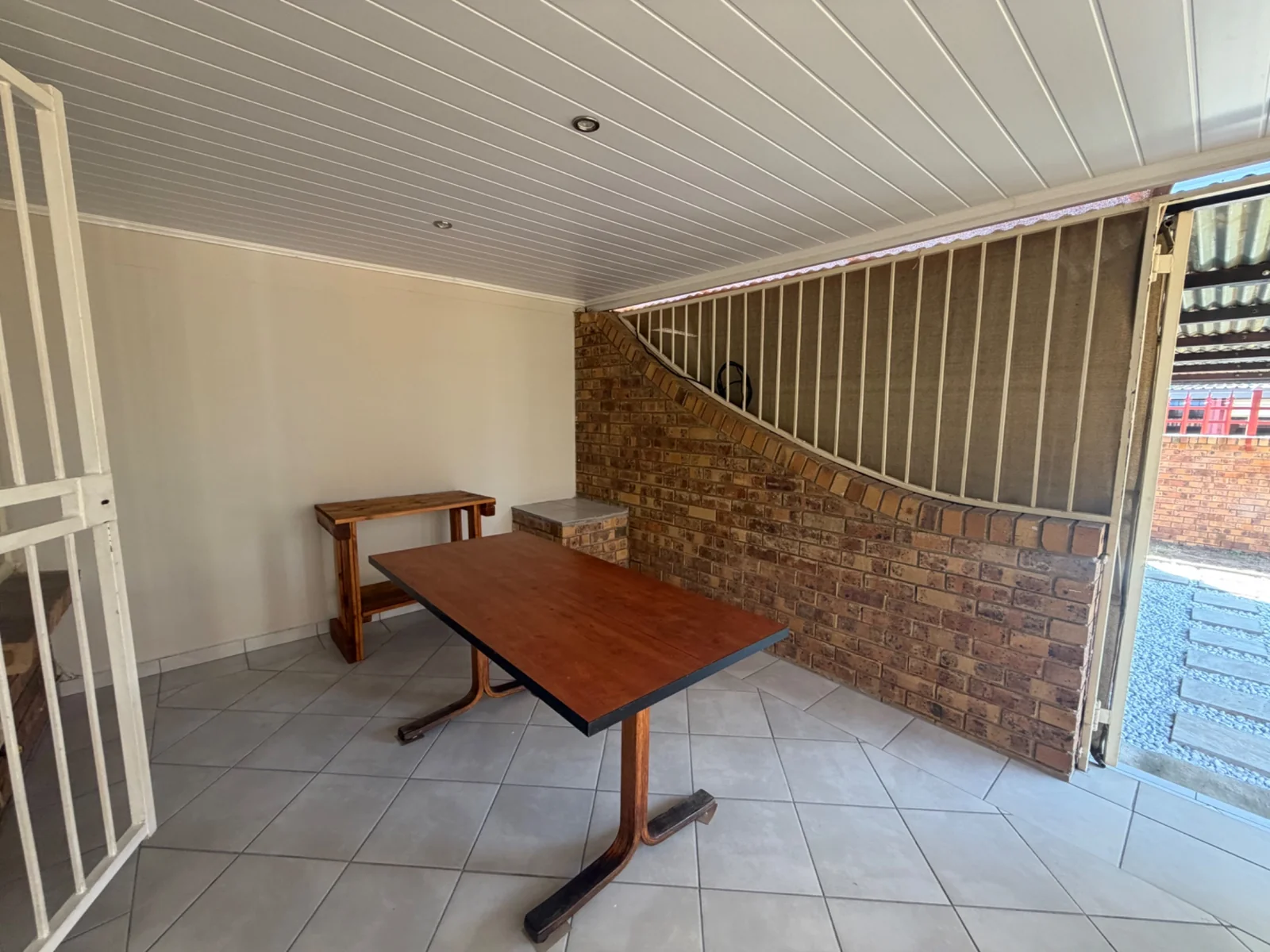 NEW LISTING ........ NEWLY RENOVATED SIMPLEX ..... MOVE RIGHT IN!!