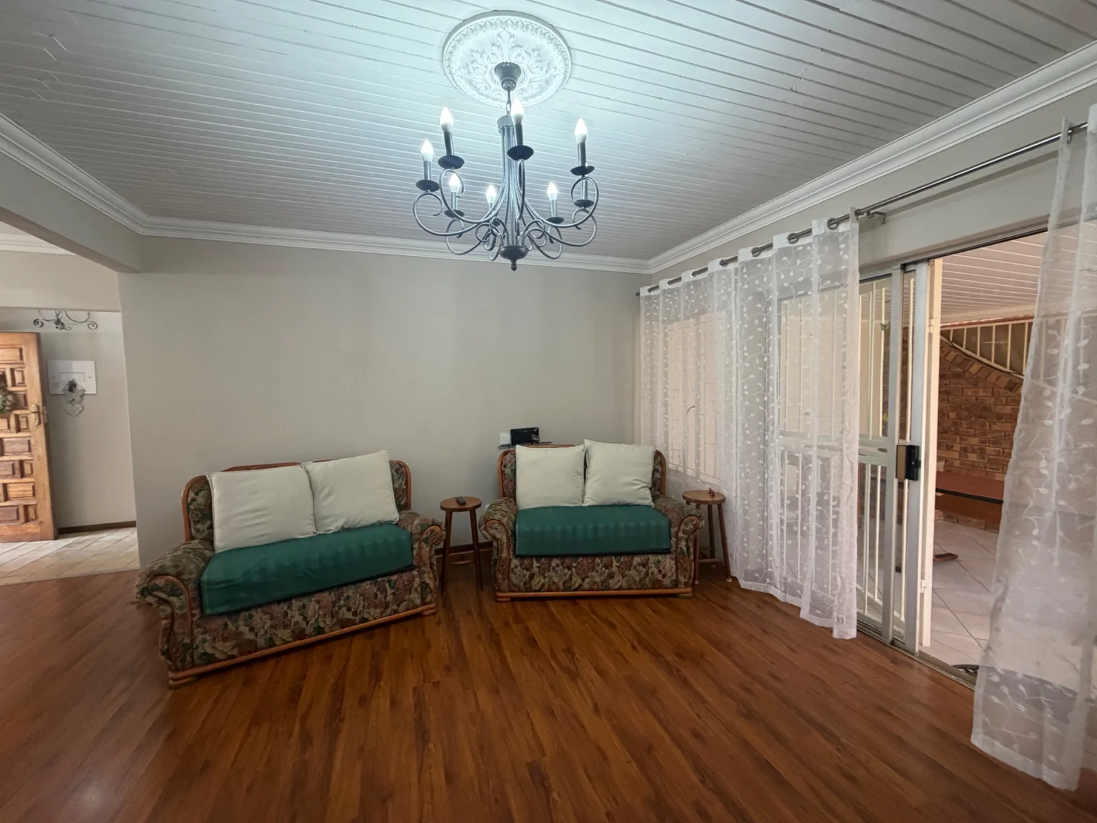NEW LISTING ........ NEWLY RENOVATED SIMPLEX ..... MOVE RIGHT IN!!