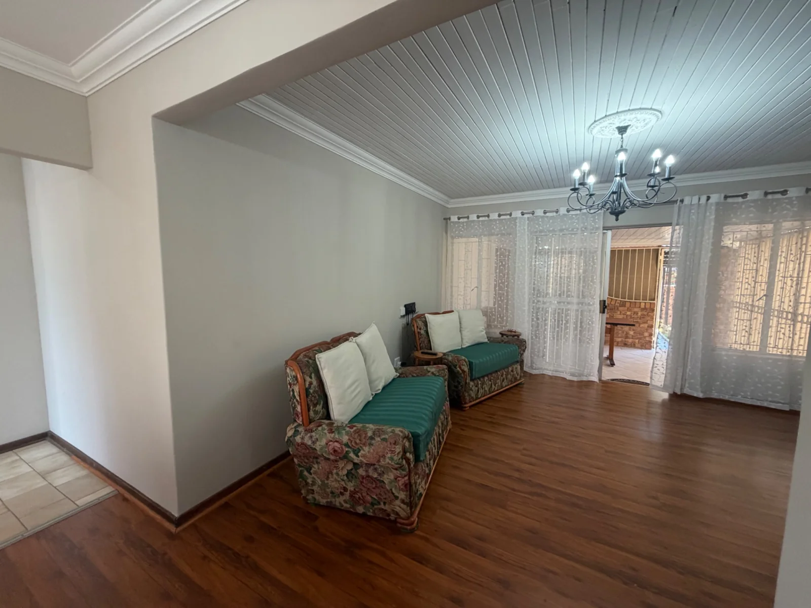NEW LISTING ........ NEWLY RENOVATED SIMPLEX ..... MOVE RIGHT IN!!