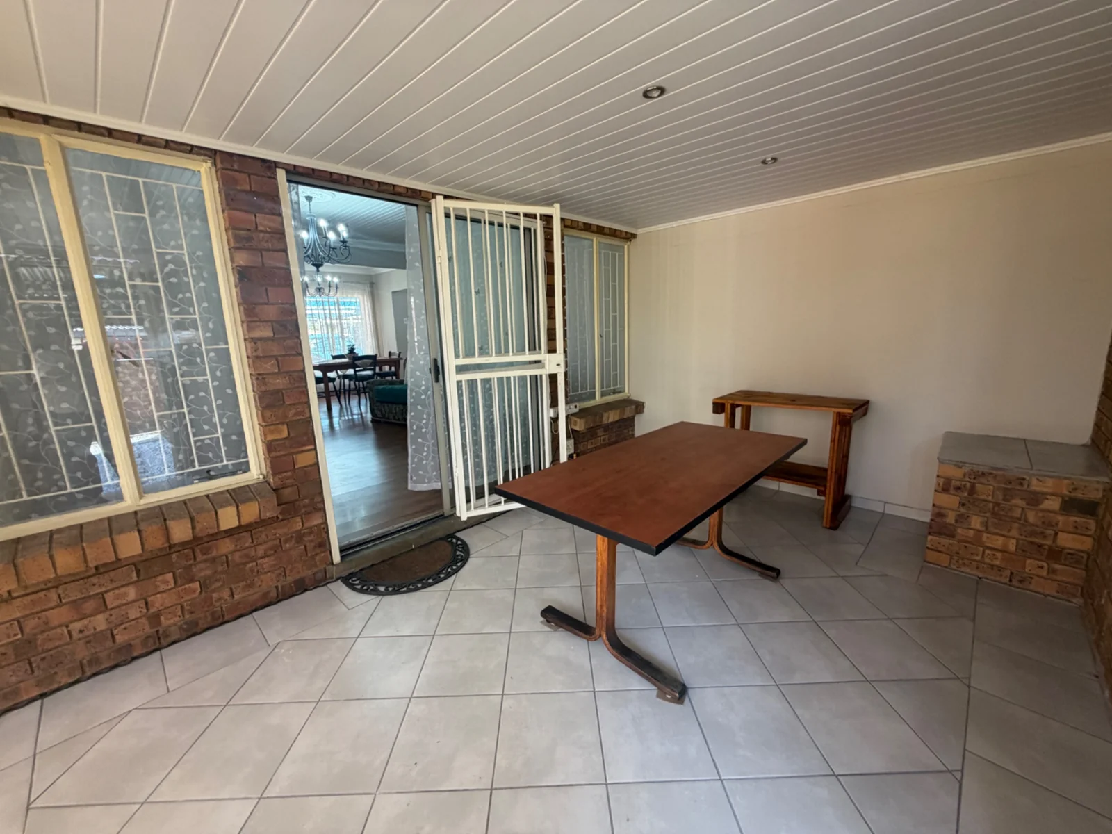 NEW LISTING ........ NEWLY RENOVATED SIMPLEX ..... MOVE RIGHT IN!!