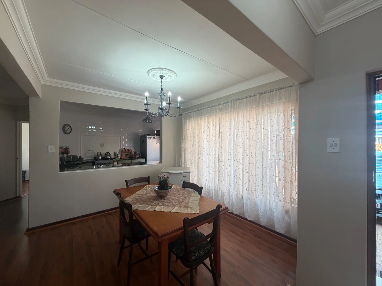 NEW LISTING ........ NEWLY RENOVATED SIMPLEX ..... MOVE RIGHT IN!!