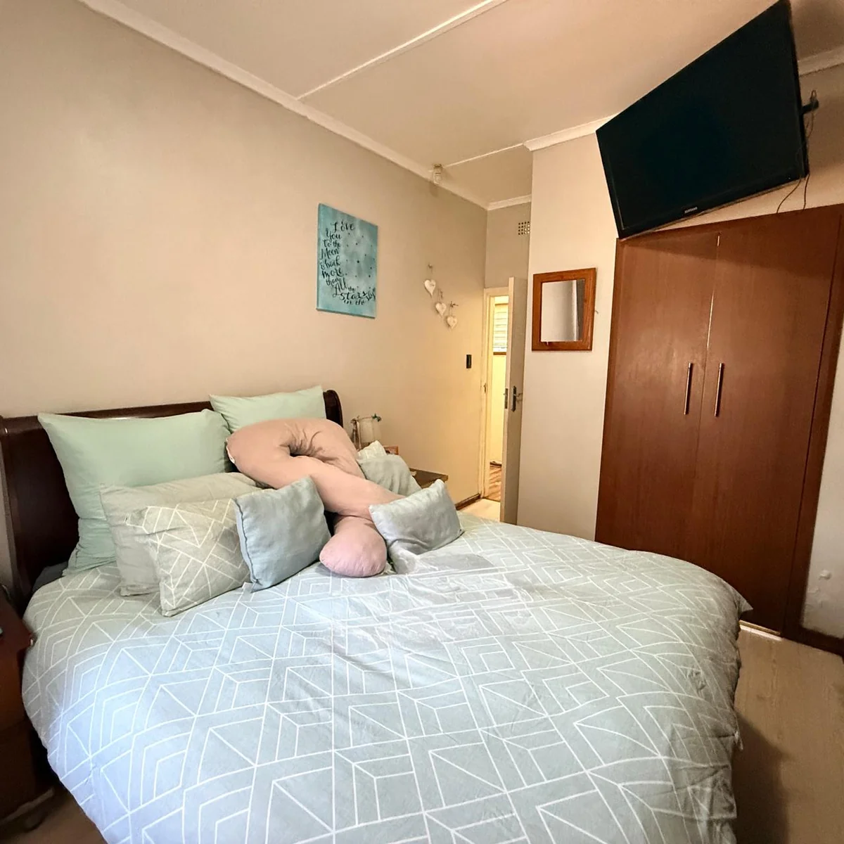 Spacious 4-Bedroom Home with Flatlet Near College Campus