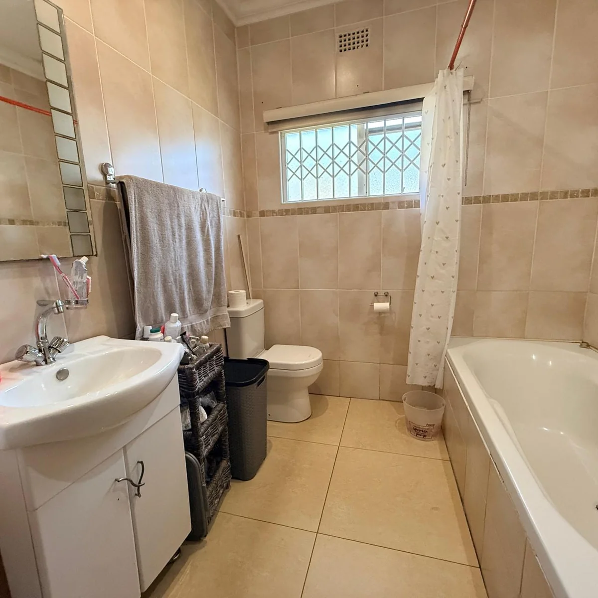 Spacious 4-Bedroom Home with Flatlet Near College Campus
