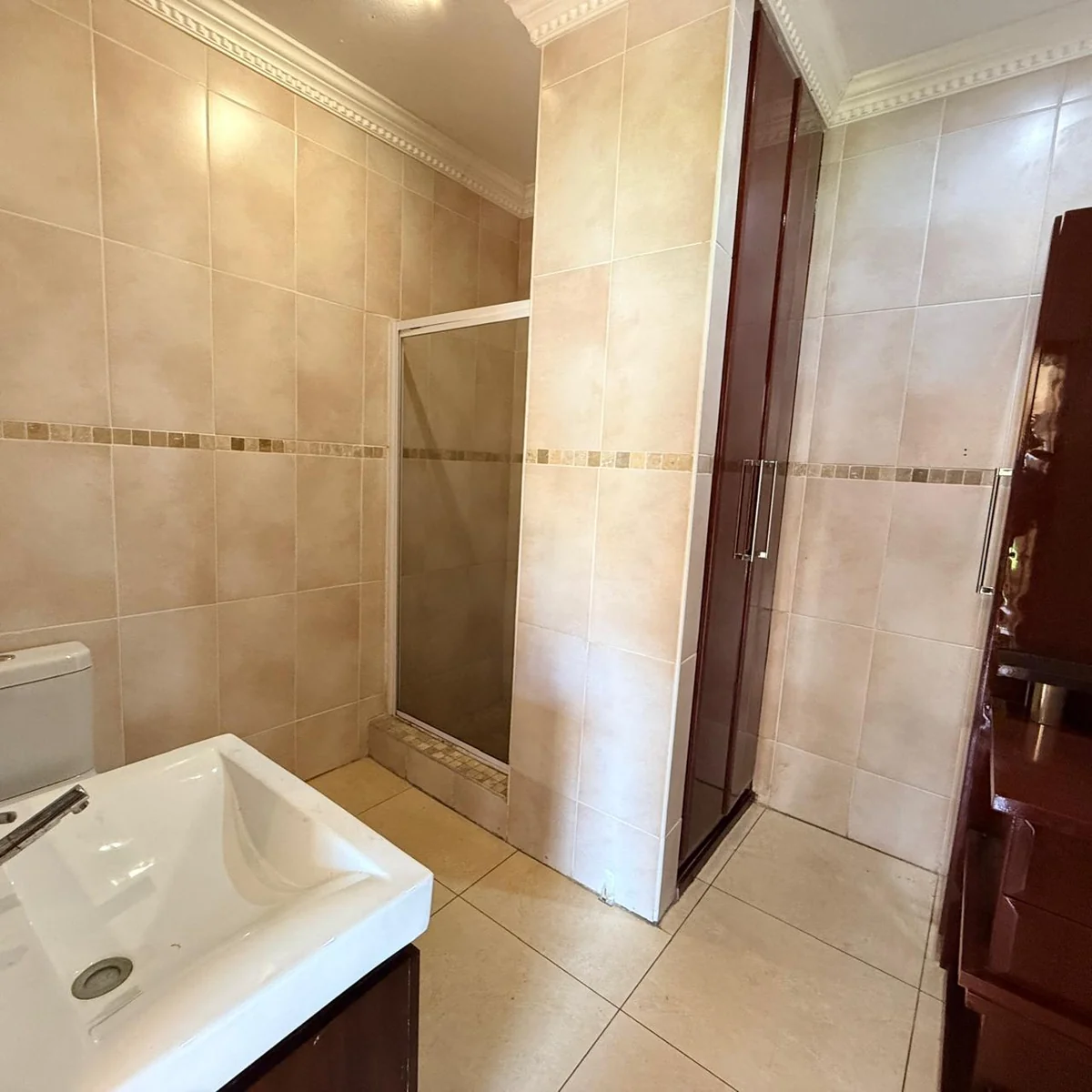 Spacious 4-Bedroom Home with Flatlet Near College Campus