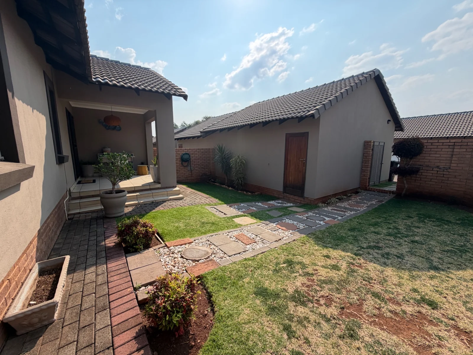 NEW LISTING ...... CORNER UNIT SIMPLEX!