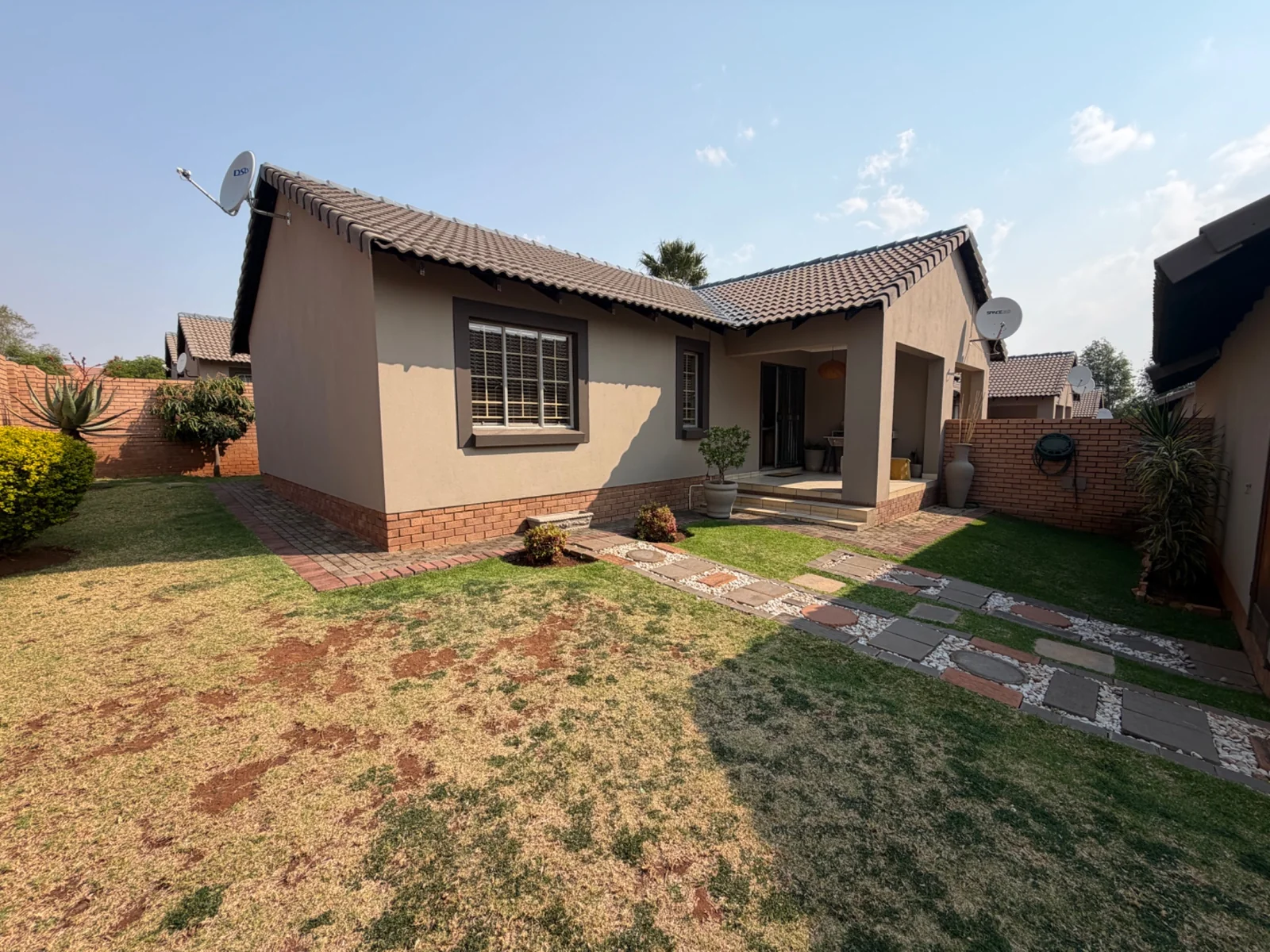 NEW LISTING ...... CORNER UNIT SIMPLEX!