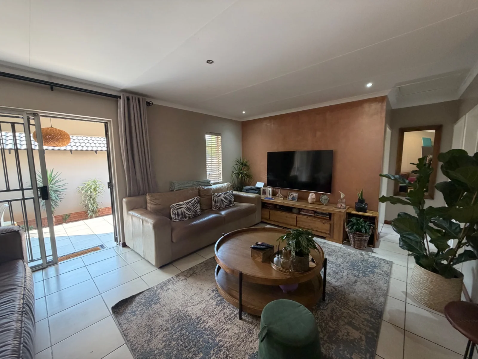 NEW LISTING ...... CORNER UNIT SIMPLEX!