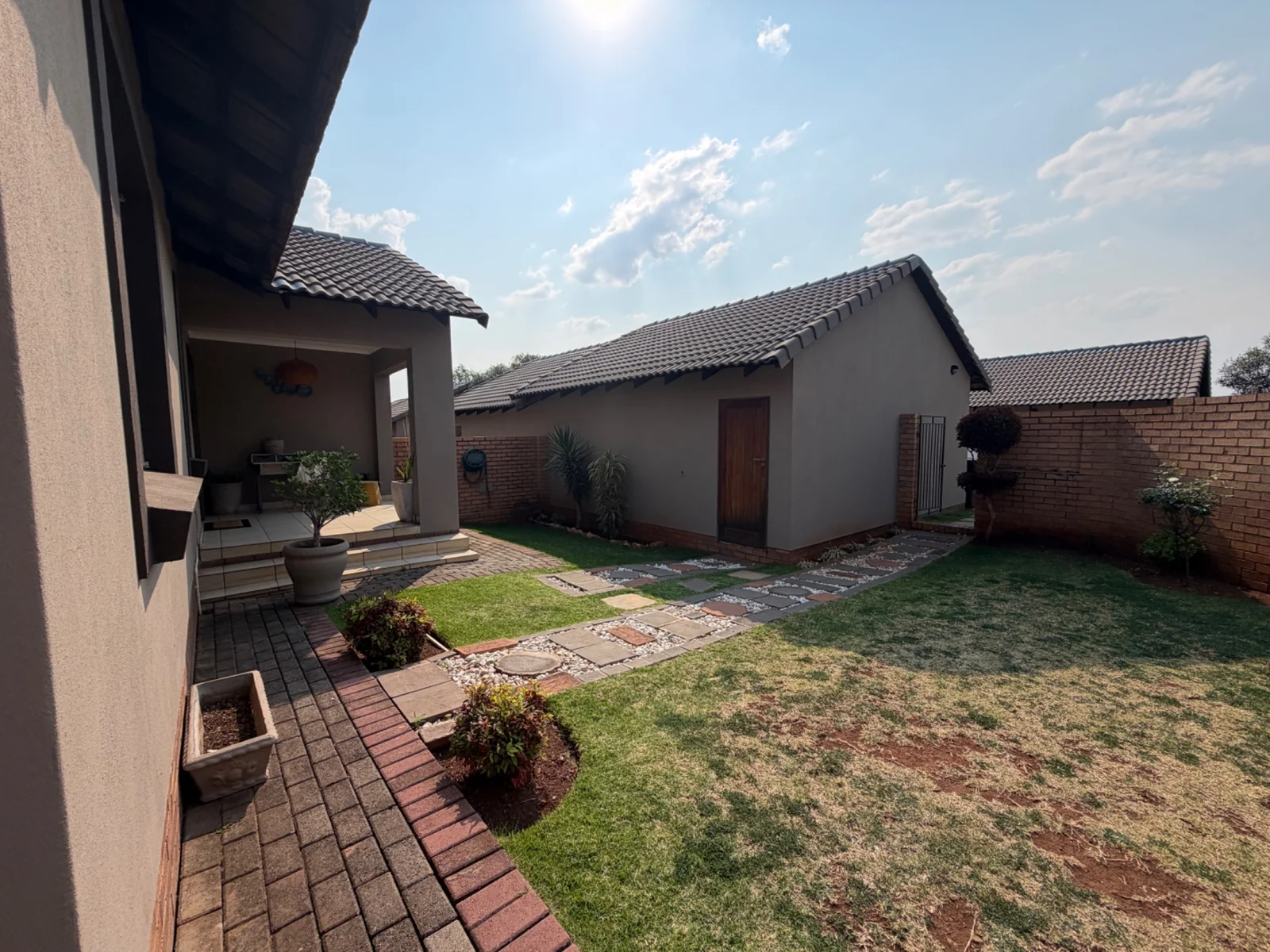 NEW LISTING ...... CORNER UNIT SIMPLEX!
