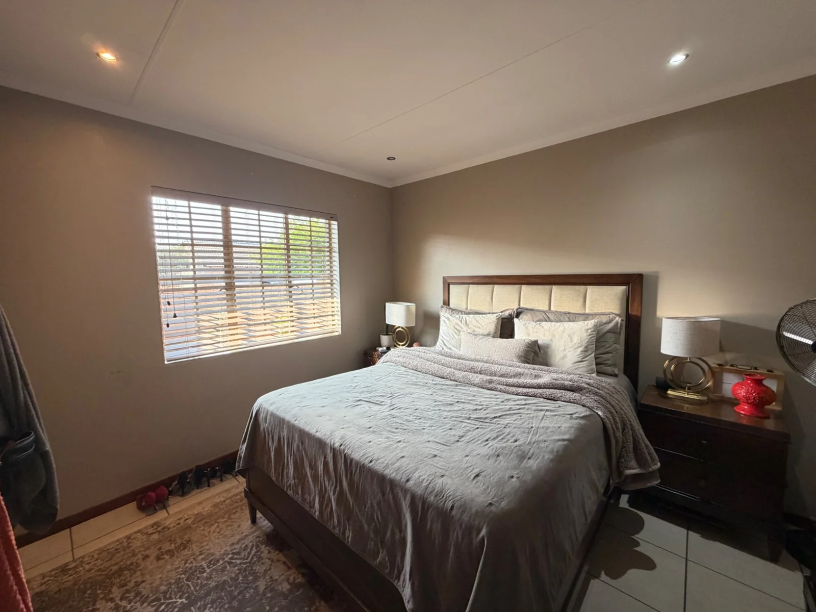 NEW LISTING ...... CORNER UNIT SIMPLEX!